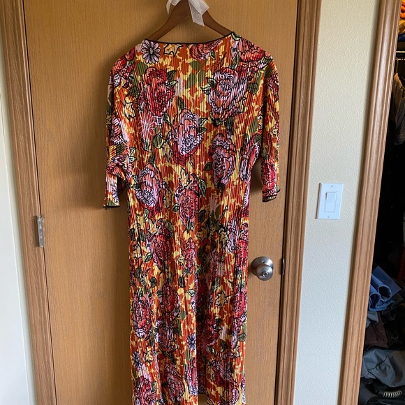 Lularoe rose print pleated shawl - Picture 4 of 7